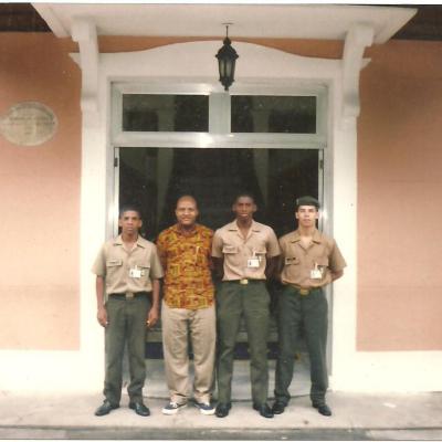 Le chercheur Bohou en compagnie d'officiers brésiliens à l'ESG.