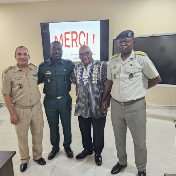 Dr. Bohou en compagnie d'un Officier marocain, ivoirien et rd-congolais.